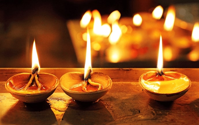 Dhanteras Par In jaghe Par Rakhe Deepak - धनतेरस पर इन जगहों पर रखें दीपक